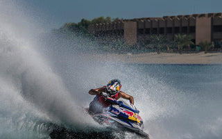 A ADRENALINA DO JET SKI: SURFANDO NAS ONDAS EM EMBARCAÇÕES PESSOAIS