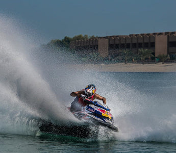 A ADRENALINA DO JET SKI: SURFANDO NAS ONDAS EM EMBARCAÇÕES PESSOAIS