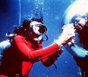 AS MULHERES DESTEMIDAS DAS PROFUNDEZAS: MERGULHADORAS E OCEANÓGRAFAS PIONEIRAS